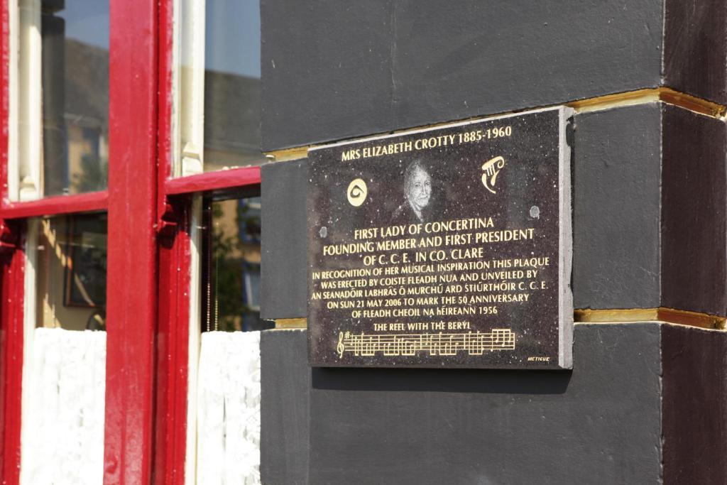 Crotty'S Pub & Accommodation Kilrush Exterior foto